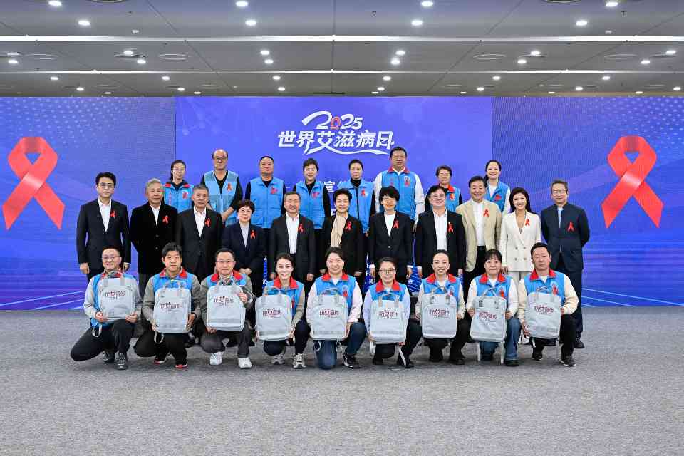彭丽媛出席2025年“世界艾滋病日”主题宣传活动(图2)