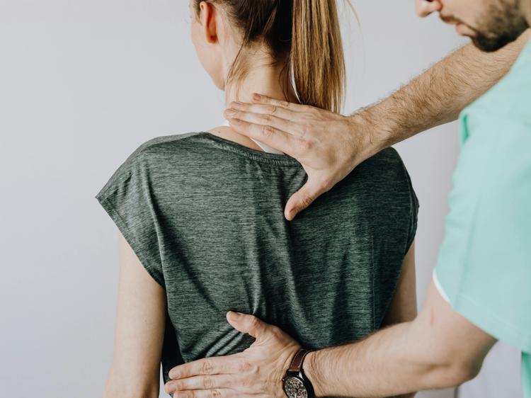 落枕别硬扛!4个科学方法帮你快速“救颈”(图1) 落枕别硬扛!4个科学方法帮你快速“救颈”(图1)